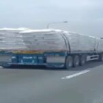 ببینید | حرکت غیرانسانی یک شهروند در عدم هشدار به راننده تریلی برای تکمیل فیلم‌برداری!