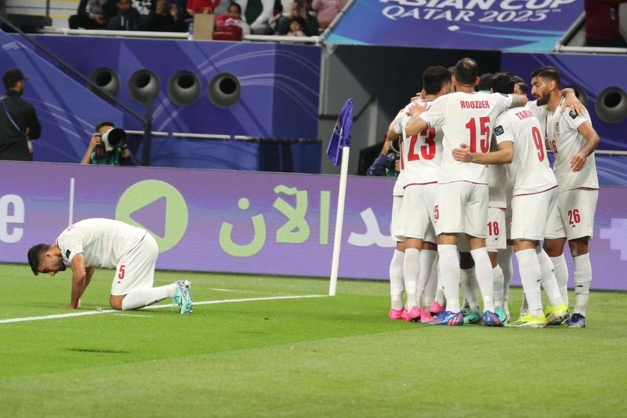 عکس | خوشحالی گل متفاوت میلاد محمدی بعد از گل به هنگ کنگ؛ سجده در کنار زمین عکس | خوشحالی گل متفاوت میلاد محمدی بعد از گل به هنگ کنگ؛ سجده در کنار زمین