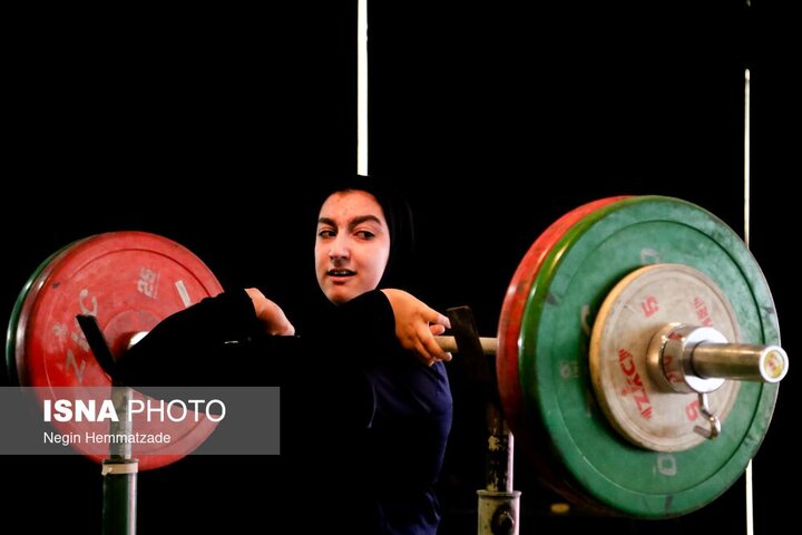 تمرین تیم ملی وزنه برداری بانوان برای حضور در مسابقات قهرمانی آسیا و کسب سهمیه المپیک پاریس، شنبه ۳۰ دی ماه در فدراسیون وزنه برداری آزادی برگزار شد.