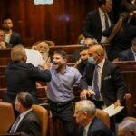 ببینید | درگیری شدید در کمیته پارلمان اسرائیل، یورش خانواده‌های اسیران در غزه