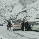 ببینید | توقف خودروها در محور کرج – چالوس به علت بارش برف