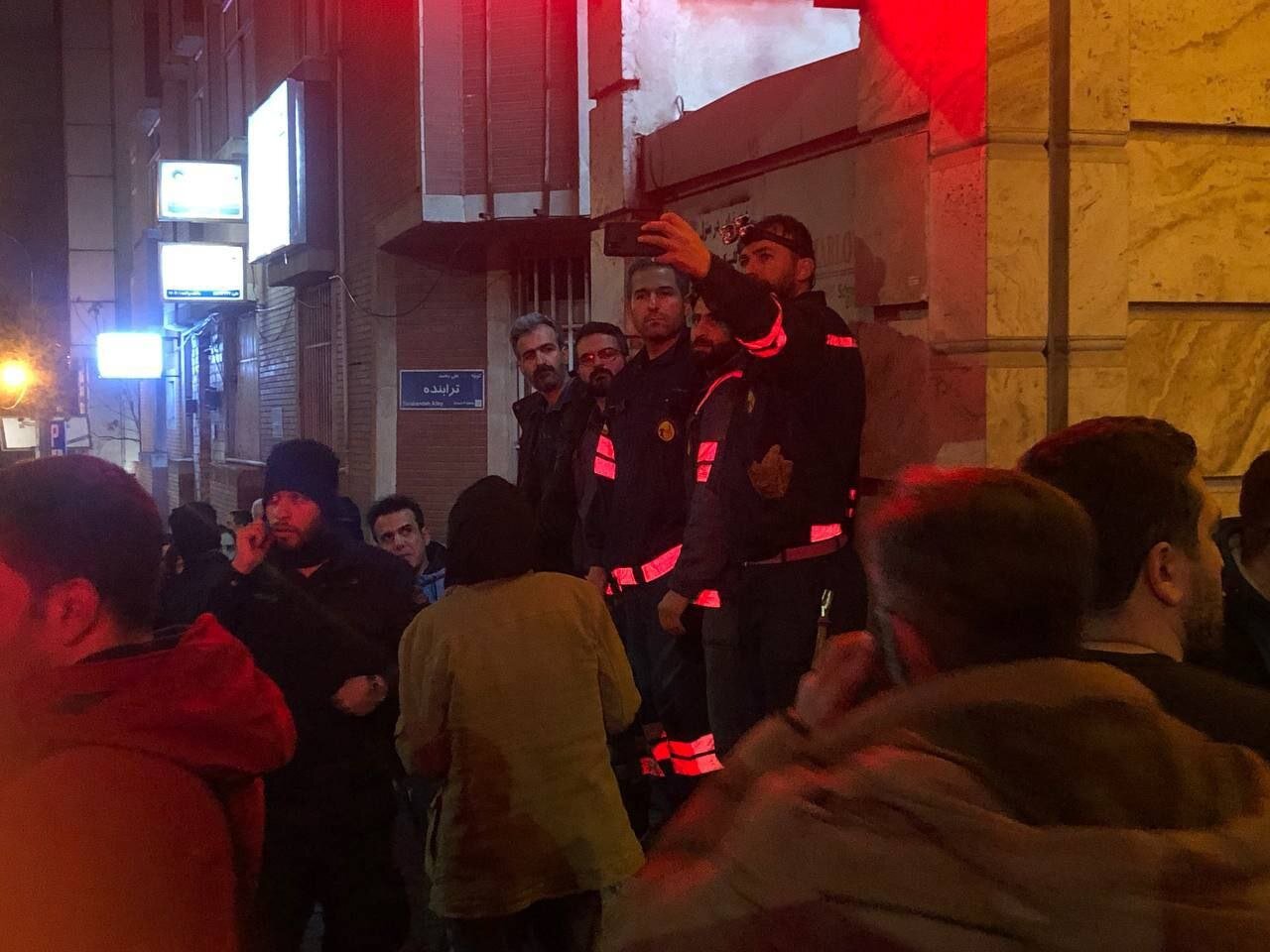 عکس | عجیب‌ترین تصویر از صحنه آتش‌سوزی بیمارستان گاندی؛ سلفی وسط حادثه؟