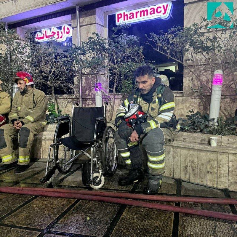 عکس | تصویری از آتش‌نشان فداکار اما خسته بعد از عملیات سنگین مهار آتش بیمارستان گاندی