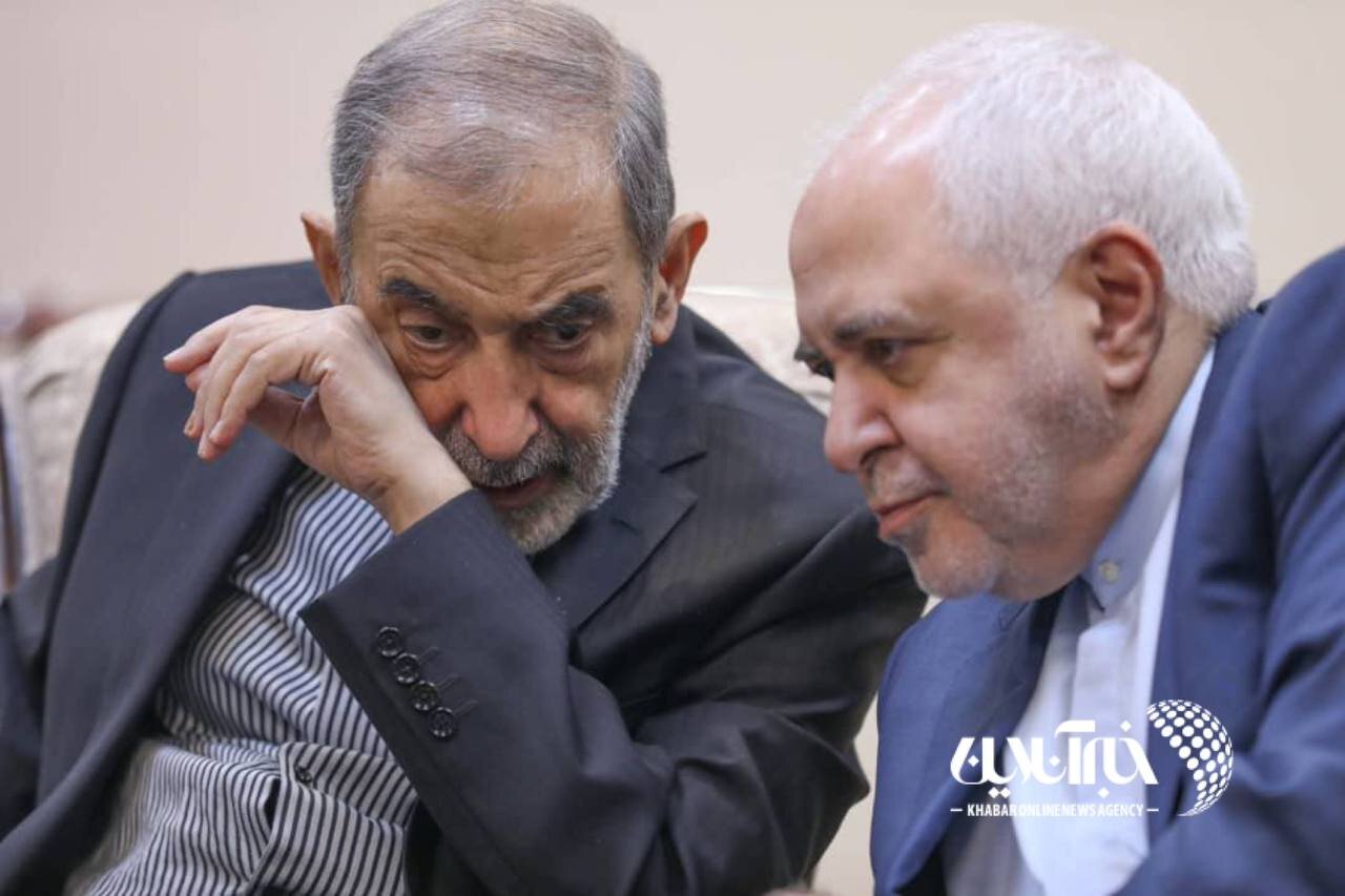 عکس | گفتگوی نزدیک دکتر ولایتی با محمدجواد ظریف