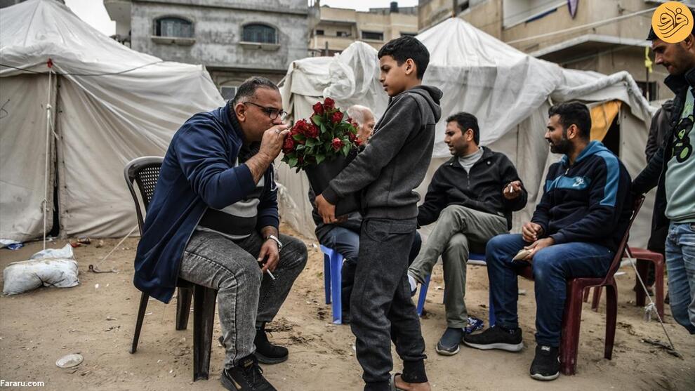 (تصاویر) پسر غزه‌ای به آوارگان گل می‌فروشد
