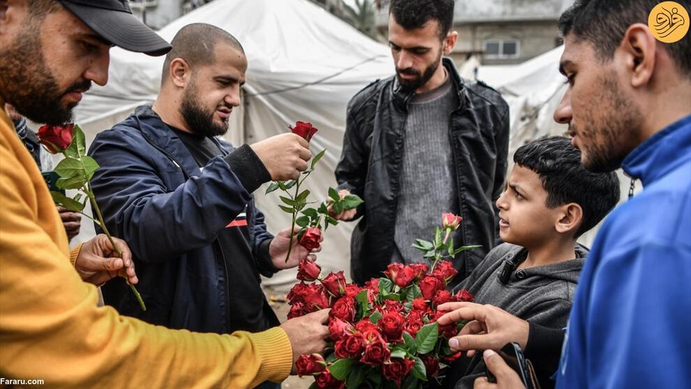(تصاویر) پسر غزه‌ای به آوارگان گل می‌فروشد
