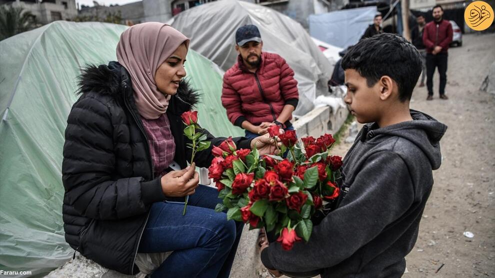 (تصاویر) پسر غزه‌ای به آوارگان گل می‌فروشد