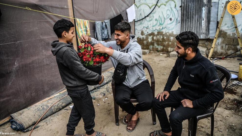 (تصاویر) پسر غزه‌ای به آوارگان گل می‌فروشد