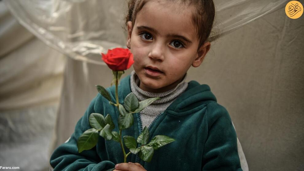(تصاویر) پسر غزه‌ای به آوارگان گل می‌فروشد