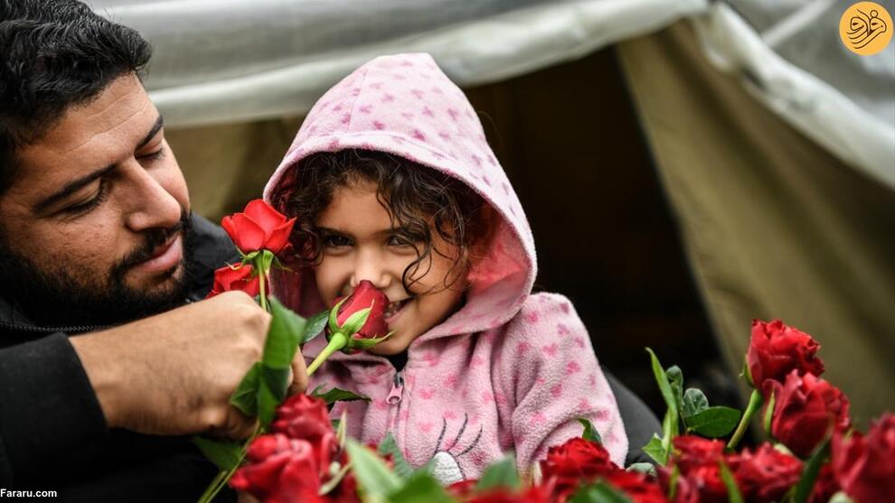 (تصاویر) پسر غزه‌ای به آوارگان گل می‌فروشد