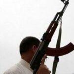 ببینید / استفاده از سلاح غیر مجاز کلاشینکف در استقبال از کاندیدای انتخابات