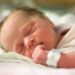 ببینید | ماجرای نجات نوزادی که تلفنی به دنیا آمد از زبان کارشناس اورژانس رو آنتن برنامه زنده