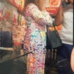 حمله تندروهای پاکستانی به زنی که لباسی با حروف عربی پوشیده بود! (فیلم)