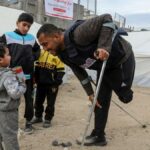 (تصاویر) خبرنگاری که با وجود قطع پا در غزه کارش را رها نکرد
