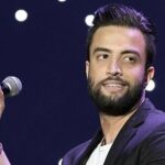 ببینید | فیلم عجیب از خوانندگی بنیامین بهادری روی میز پذیرایی در خانه!