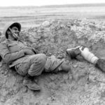 ببینید | خاطره خنده‌ دو رزمنده کنار مین در آستانه انفجار