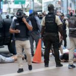 ببینید | غافلگیری پلیس در حین دستگیری مرد؛ ساموریایی از در وارد شد!