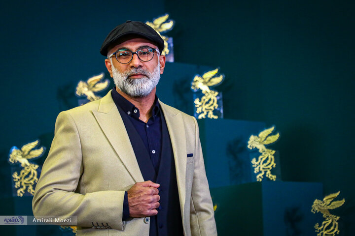 تصاویر | فوتوکال و نشست رسانهای فیلم سینمایی قلب رقه نشست خبری فیلم سینمایی «صبحانه با زرافهها» امروز ۱۳ بهمن ماه در سومین روز از چهلودومین جشنواره فیلم فجر برگزار شد.