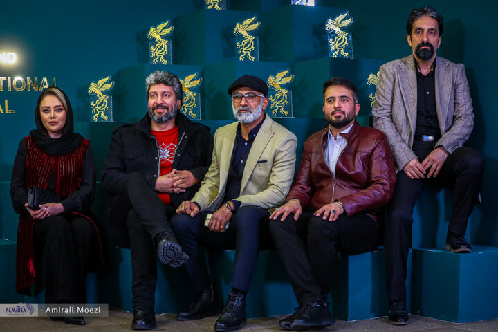 تصاویر | فوتوکال و نشست رسانهای فیلم سینمایی قلب رقه نشست خبری فیلم سینمایی «صبحانه با زرافهها» امروز ۱۳ بهمن ماه در سومین روز از چهلودومین جشنواره فیلم فجر برگزار شد.