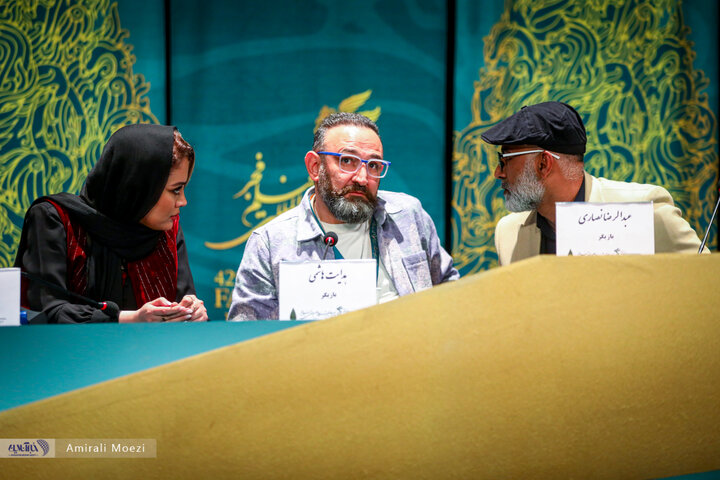 تصاویر | فوتوکال و نشست رسانهای فیلم سینمایی قلب رقه نشست خبری فیلم سینمایی «صبحانه با زرافهها» امروز ۱۳ بهمن ماه در سومین روز از چهلودومین جشنواره فیلم فجر برگزار شد.