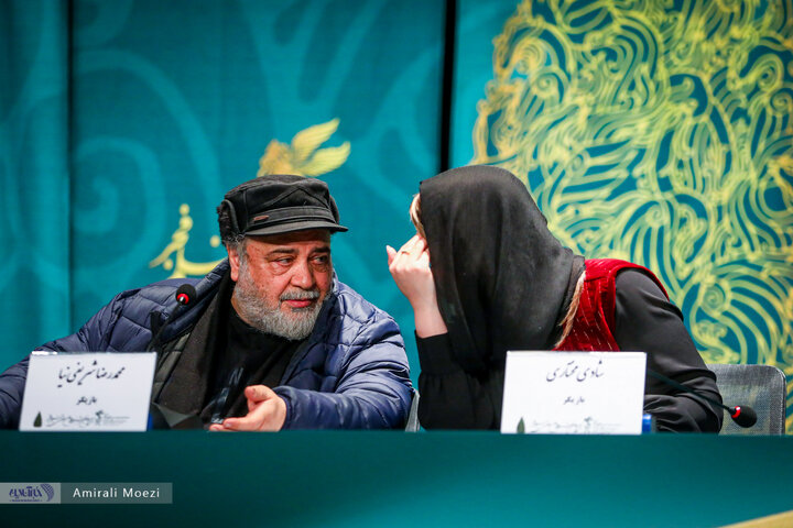 تصاویر | فوتوکال و نشست رسانهای فیلم سینمایی قلب رقه نشست خبری فیلم سینمایی «صبحانه با زرافهها» امروز ۱۳ بهمن ماه در سومین روز از چهلودومین جشنواره فیلم فجر برگزار شد.