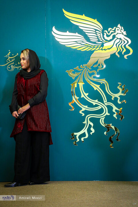 تصاویر | فوتوکال و نشست رسانهای فیلم سینمایی قلب رقه نشست خبری فیلم سینمایی «صبحانه با زرافهها» امروز ۱۳ بهمن ماه در سومین روز از چهلودومین جشنواره فیلم فجر برگزار شد.