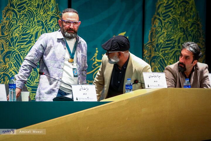 تصاویر | فوتوکال و نشست رسانهای فیلم سینمایی قلب رقه نشست خبری فیلم سینمایی «صبحانه با زرافهها» امروز ۱۳ بهمن ماه در سومین روز از چهلودومین جشنواره فیلم فجر برگزار شد.