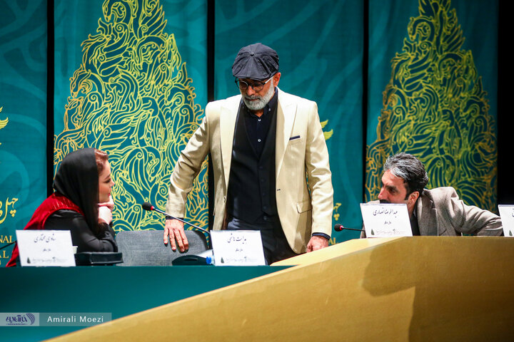 تصاویر | فوتوکال و نشست رسانهای فیلم سینمایی قلب رقه نشست خبری فیلم سینمایی «صبحانه با زرافهها» امروز ۱۳ بهمن ماه در سومین روز از چهلودومین جشنواره فیلم فجر برگزار شد.