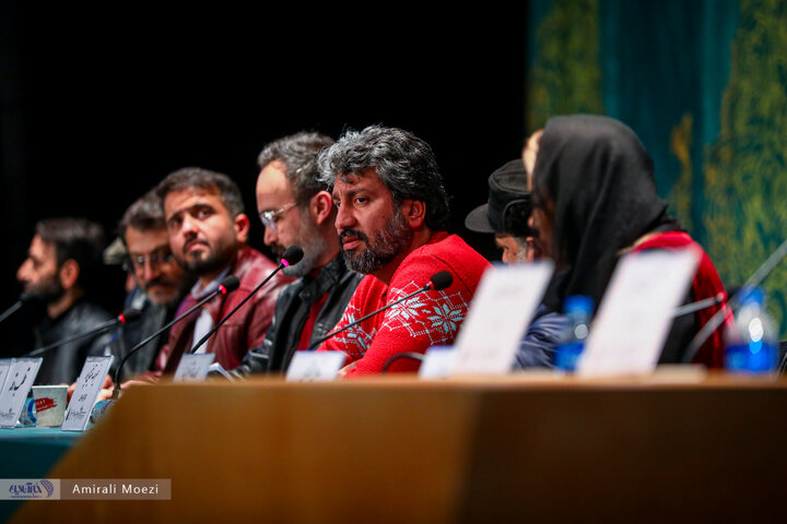 تصاویر | فوتوکال و نشست رسانهای فیلم سینمایی قلب رقه نشست خبری فیلم سینمایی «صبحانه با زرافهها» امروز ۱۳ بهمن ماه در سومین روز از چهلودومین جشنواره فیلم فجر برگزار شد.