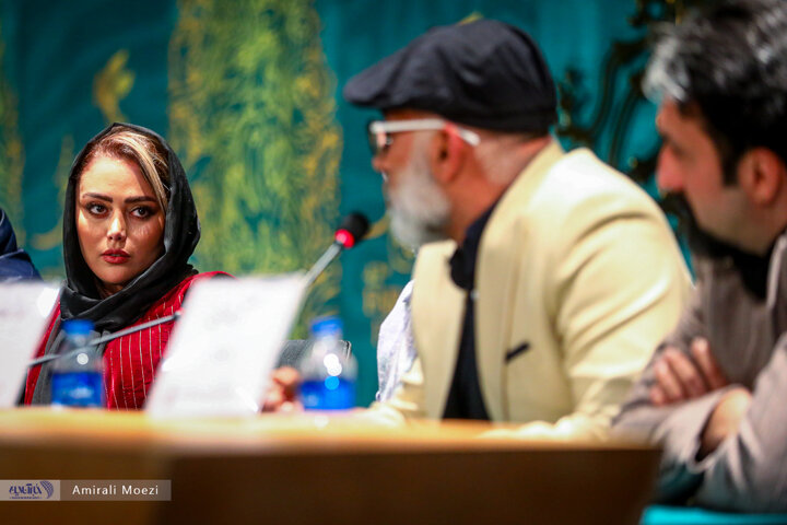 تصاویر | فوتوکال و نشست رسانهای فیلم سینمایی قلب رقه نشست خبری فیلم سینمایی «صبحانه با زرافهها» امروز ۱۳ بهمن ماه در سومین روز از چهلودومین جشنواره فیلم فجر برگزار شد.