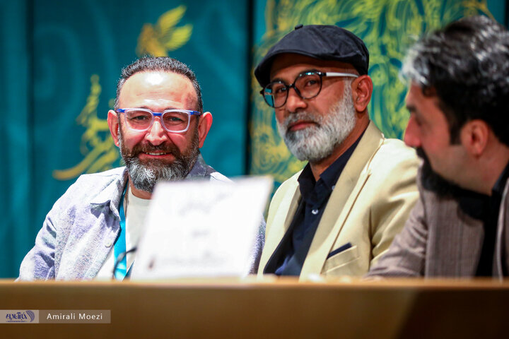 تصاویر | فوتوکال و نشست رسانهای فیلم سینمایی قلب رقه نشست خبری فیلم سینمایی «صبحانه با زرافهها» امروز ۱۳ بهمن ماه در سومین روز از چهلودومین جشنواره فیلم فجر برگزار شد.