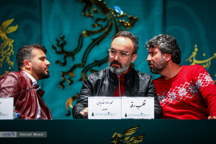 تصاویر | فوتوکال و نشست رسانهای فیلم سینمایی قلب رقه نشست خبری فیلم سینمایی «صبحانه با زرافهها» امروز ۱۳ بهمن ماه در سومین روز از چهلودومین جشنواره فیلم فجر برگزار شد.