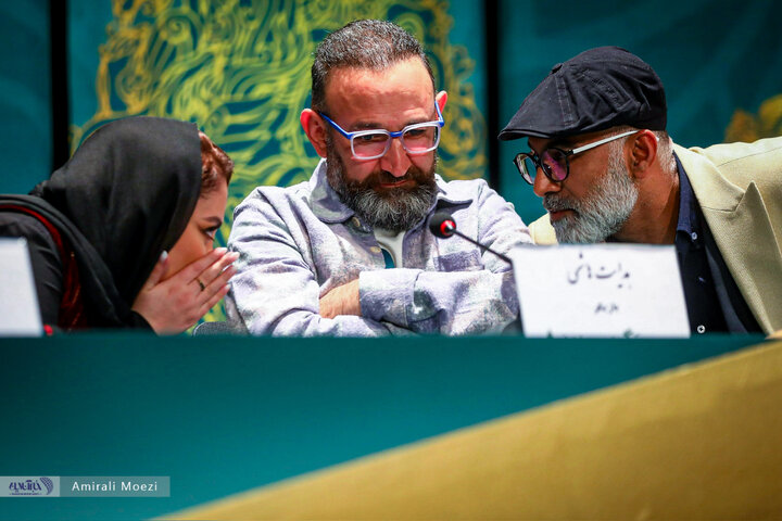 تصاویر | فوتوکال و نشست رسانهای فیلم سینمایی قلب رقه نشست خبری فیلم سینمایی «صبحانه با زرافهها» امروز ۱۳ بهمن ماه در سومین روز از چهلودومین جشنواره فیلم فجر برگزار شد.