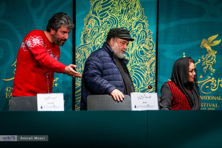 تصاویر | فوتوکال و نشست رسانهای فیلم سینمایی قلب رقه نشست خبری فیلم سینمایی «صبحانه با زرافهها» امروز ۱۳ بهمن ماه در سومین روز از چهلودومین جشنواره فیلم فجر برگزار شد.