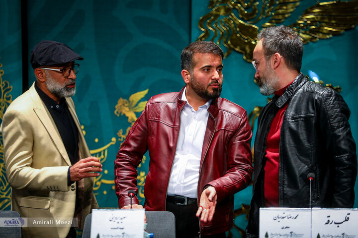 تصاویر | فوتوکال و نشست رسانهای فیلم سینمایی قلب رقه نشست خبری فیلم سینمایی «صبحانه با زرافهها» امروز ۱۳ بهمن ماه در سومین روز از چهلودومین جشنواره فیلم فجر برگزار شد.