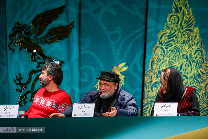 تصاویر | فوتوکال و نشست رسانهای فیلم سینمایی قلب رقه نشست خبری فیلم سینمایی «صبحانه با زرافهها» امروز ۱۳ بهمن ماه در سومین روز از چهلودومین جشنواره فیلم فجر برگزار شد.