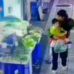 ببینید | کودک دردسرساز؛ آتش زدن سبد میوه فروشنده مقابل چشم مادرش!