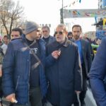 ببینید | حضور علی لاریجانی در جمع پرشور مردم در راهپیمایی ۲۲ بهمن