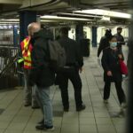 ببینید | لحظه هولناک مرگ آدم‌ربا و گروگان زن در ایستگاه مترو زیر چرخ‌های قطار!