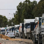 ببینید | حرکت جالب پرتقال‌فروش مصری هنگام مواجهه با کامیون کمک‌رسان به غزه