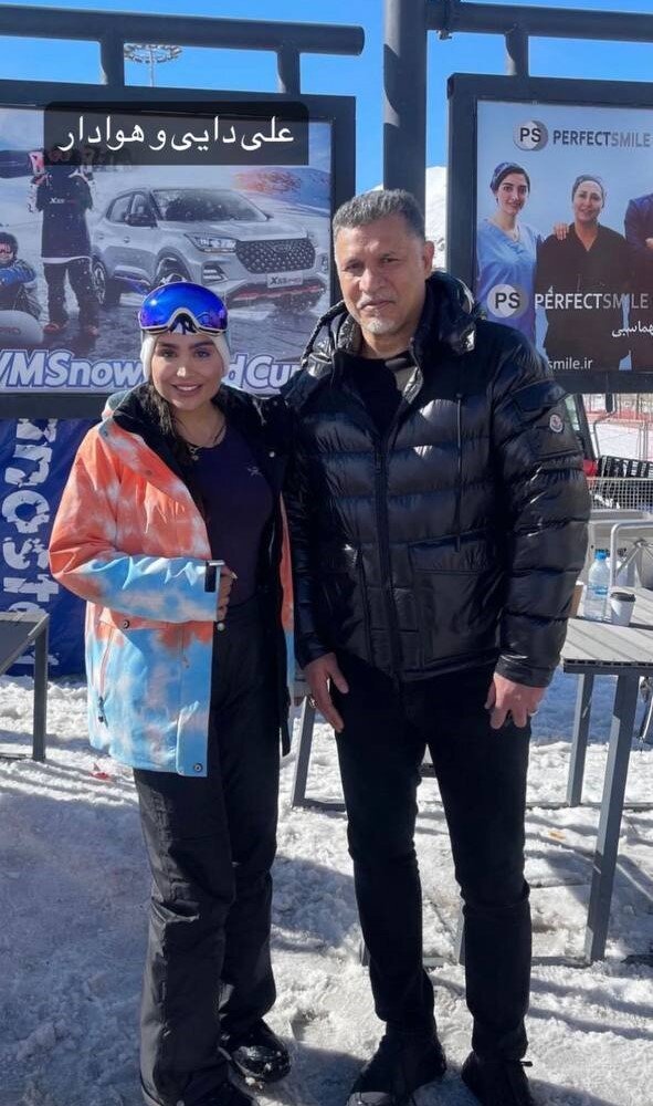 عکس | سلفی علی دایی و یک هوادار زن در پیست اسکی عکس | سلفی علی دایی و یک هوادار زن در پیست اسکی