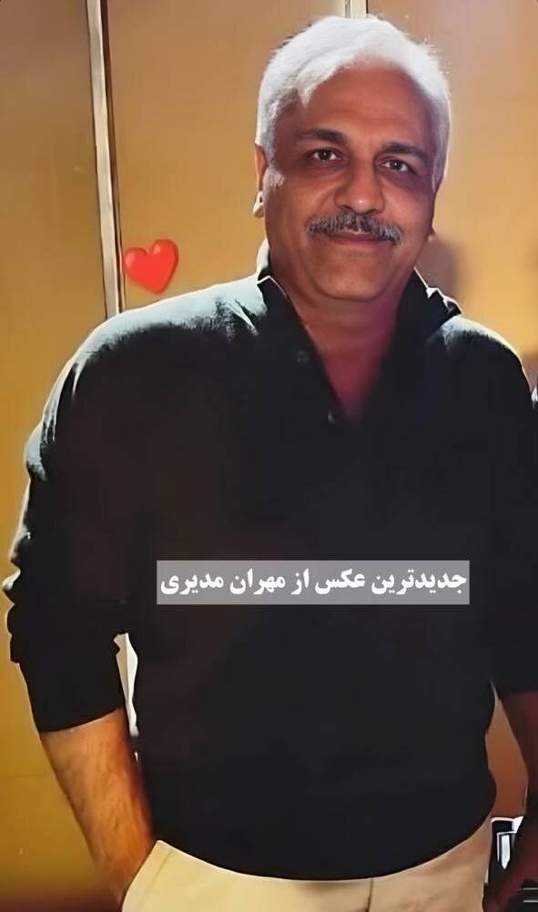 عکس | ژست جالب مهران مدیری مقابل در آسانسور در محل کارش