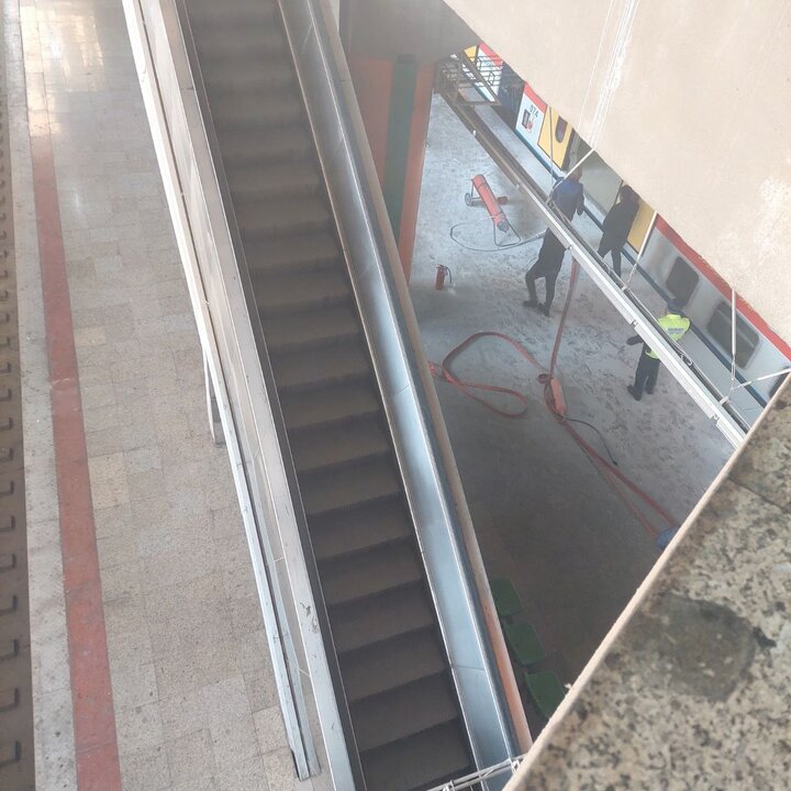 تصاویری از خروج مسافران از ایستگاه گلشهر به علت آتش سوزی در قطار متروی خط پنج