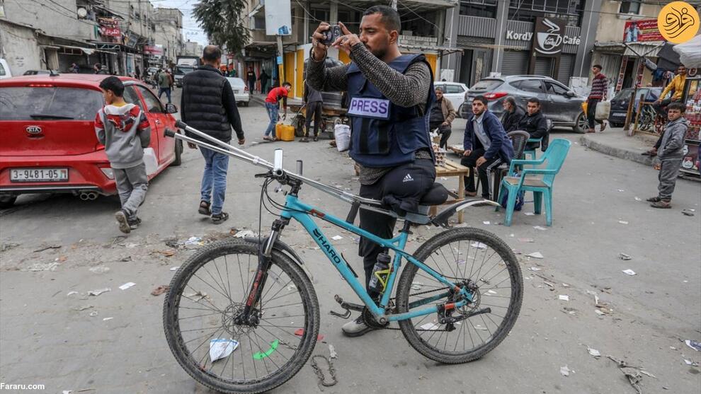 (تصاویر) خبرنگاری که با وجود قطع پا در غزه کارش را رها نکرد
