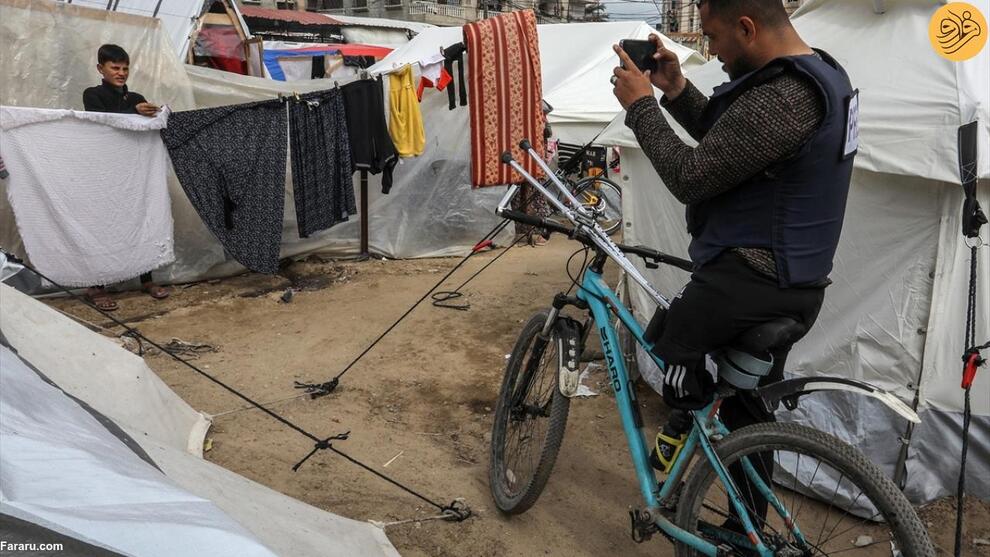 (تصاویر) خبرنگاری که با وجود قطع پا در غزه کارش را رها نکرد