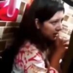 حمله صدها مرد خشمگین به یک زن پاکستانی به دلیل پوشیدن لباسی با کلمات عربی