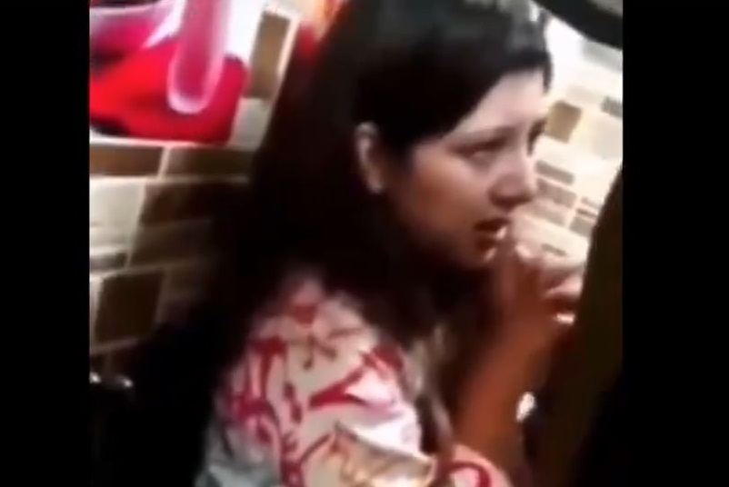 حمله صدها مرد خشمگین به یک زن پاکستانی به دلیل پوشیدن لباسی با کلمات عربی حمله صدها مرد خشمگین به یک زن پاکستانی به دلیل پوشیدن لباسی با کلمات عربی