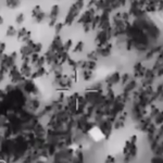 ببینید /  تصاویر هوایی از لحظه حمله اسرائیل به هزاران فلسطینی در شمال غزه که در حال گرفتن غذا بودند