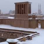 ببینید / تصویری زیبا از خانه هنر  یزد زیر بارش برف