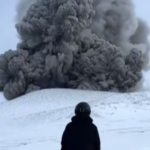 ببینید /  آتشفشان Ebeko در جزایر کوریل روسیه به استقبال بهار می‌رود